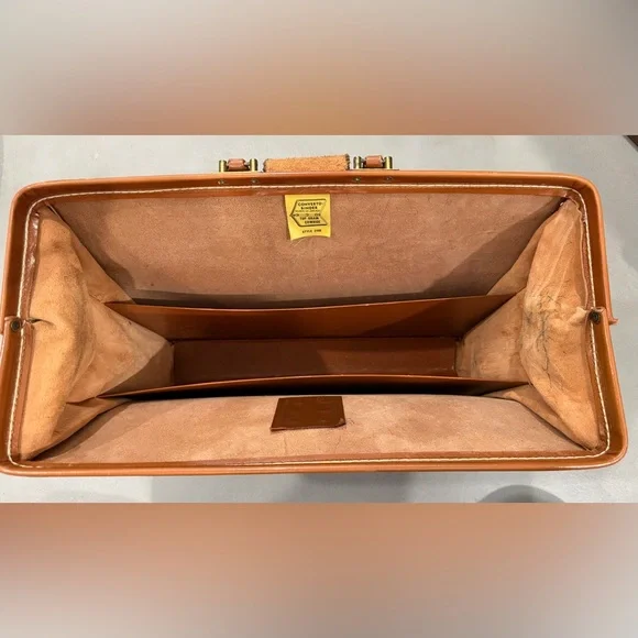 Classic Tan Leather Men's Bag - Picture 4 of 8